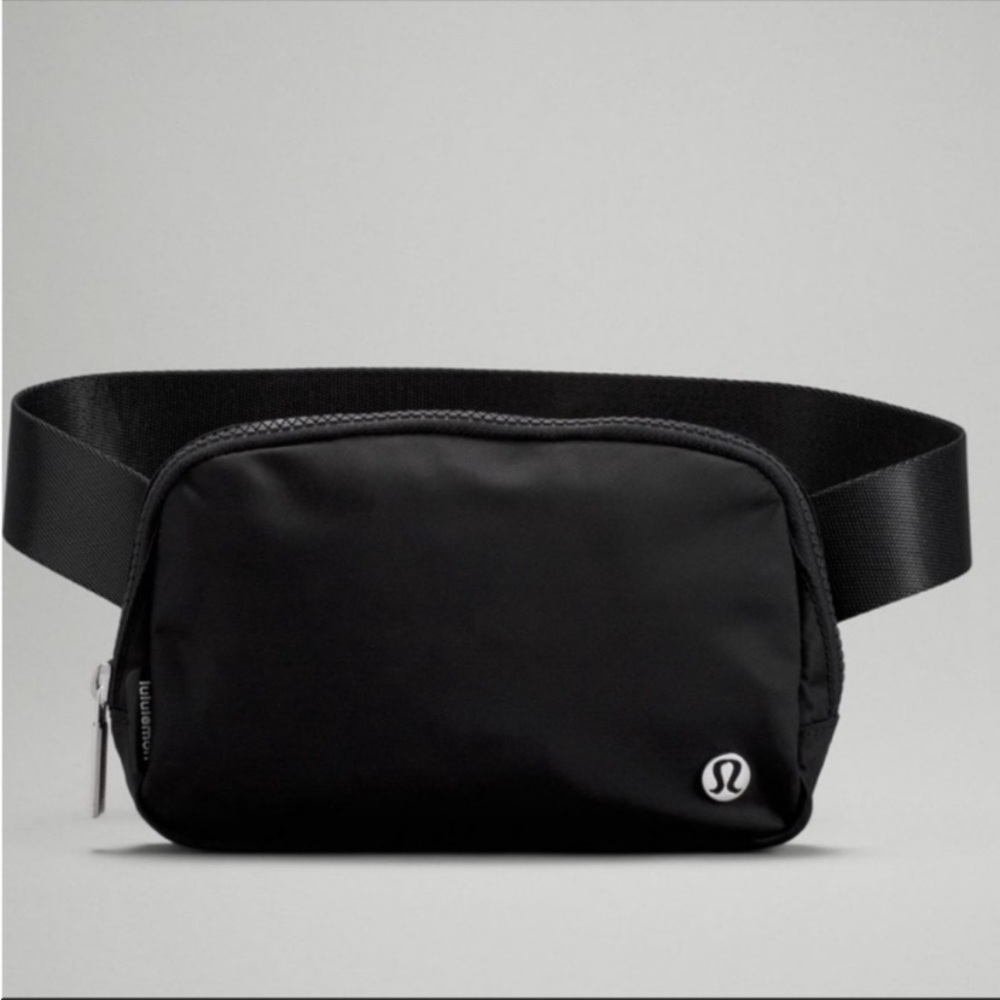 NWT lululemon everywhere belt bag black with Tags - Picture 4 of 4